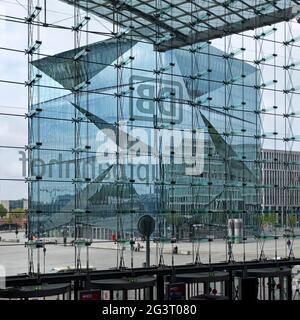 Cube Berlin durch die Glasverkleidung des Hauptbahnhofs, Washington Square, Deutschland, Berlin Stockfoto