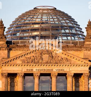 Kuppel des Reichstagsgebäudes im Abendlicht, Deutscher Bundestag im Regierungsbezirk, Deutschland, Berlin Stockfoto