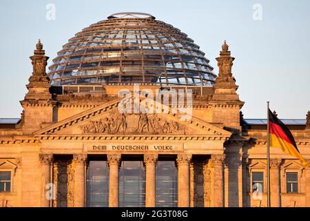 Kuppel des Reichstagsgebäudes im Abendlicht, Deutscher Bundestag im Regierungsbezirk, Deutschland, Berlin Stockfoto