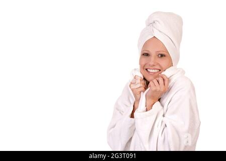 Junge Frau im weißen Bademantel fühlt sich gut Stockfoto