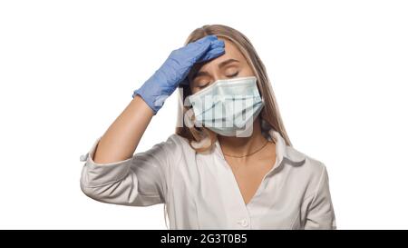 Junge Krankenschwester hält ihren Kopf mit der Hand vor Stress. Stockfoto