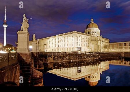 Schloss Berlin, 2021, Humboldt Forum mit Schlossbrücke und Fernsehturm am Abend, Deutschland, Berlin Stockfoto