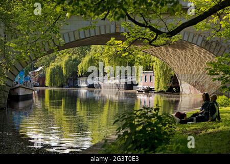 Erholung am Landwehrkanal der Unteren Schleuse mit Viadukt, Tiergarten, Deutschland, Berlin Stockfoto