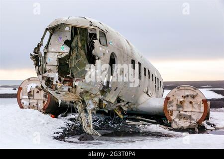 Abgestürztes Flugzeug, Flugzeugwrack am Strand von Solheimasandur, Island Stockfoto