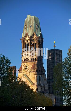 Kaiser-Wilhelm-Gedächtniskirche, Teilansicht mit alter Kirchturmruine und neuem Kirchturm, Deutschland, Berlin Stockfoto