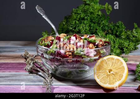 Platte mit Salat und Zitrone Stockfoto