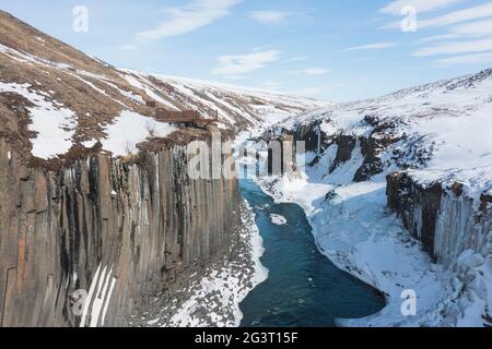 Der Studlagil Canyon schneite aus der Vogelperspektive Stockfoto