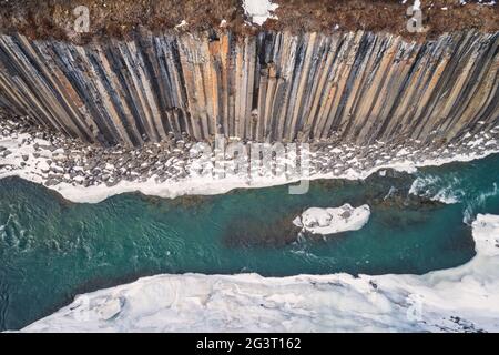 Der Studlagil Canyon schneite aus der Vogelperspektive Stockfoto