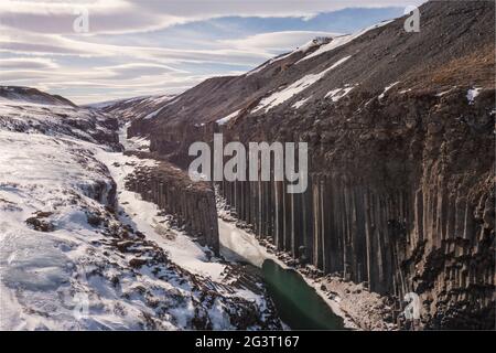 Der Studlagil Canyon schneite aus der Vogelperspektive Stockfoto