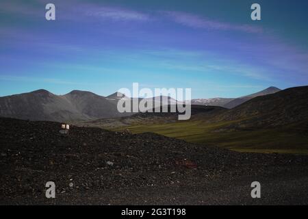 Schwere arktische Landschaft mit Bergen Stockfoto