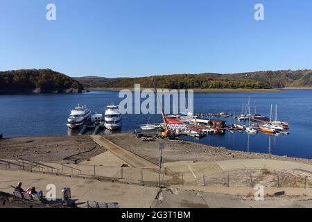 Blick vom Schwammenauel-Damm auf den Rursee Stockfoto