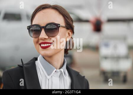 Porträt der weiblichen Stewardess Gesicht aus nächster Nähe Stockfoto