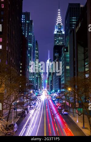 Nachtverkehr auf der 42nd Street von New York City Stockfoto