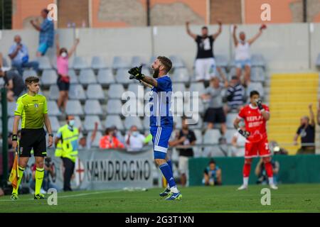 Alessandria, Italien. Juni 2021. Matteo Pisseri von US Alessandria feiert den Sieg nach dem letzten Spiel der Lega Pro Playoff zwischen US Alessandria und Padova Calcio im Giuseppe Moccagatta Stadion. Kredit: Massimiliano Ferraro/Medialys Images/Alamy Live Nachrichten Gutschrift: Medialys Images/Alamy Live Nachrichten Stockfoto