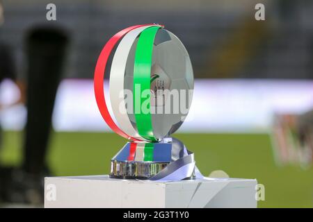 Alessandria, Italien. Juni 2021. Die Trophäe „Lega Pro“ nach dem letzten Spiel der Lega Pro Playoff zwischen US Alessandria und Padova Calcio im Giuseppe Moccagatta Stadion. Kredit: Massimiliano Ferraro/Medialys Images/Alamy Live Nachrichten Gutschrift: Medialys Images/Alamy Live Nachrichten Stockfoto