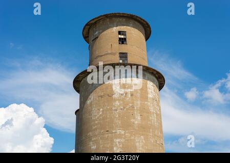 Altes Betonsilo in einer kleinen Stadt im Mittleren Westen. Stockfoto