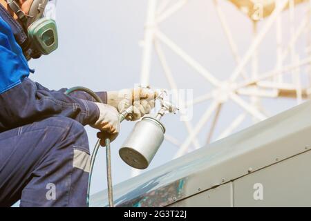 Industriearbeit. Ansaugen von Metallprodukten aus der Kompressorpistole Stockfoto