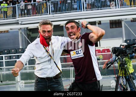 Alessandria, Italien. Juni 2021. Moreno Longo, Cheftrainer von US Alessandria, feiert den Sieg nach dem letzten Spiel der Lega Pro Playoff zwischen US Alessandria und Padova Calcio im Giuseppe Moccagatta Stadion. Kredit: Massimiliano Ferraro/Medialys Images/Alamy Live Nachrichten Gutschrift: Medialys Images/Alamy Live Nachrichten Stockfoto