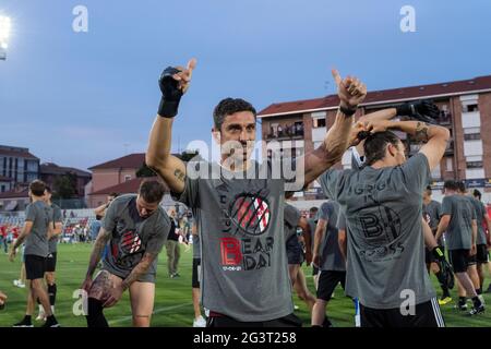 Alessandria, Italien. Juni 2021. Moreno Longo, Cheftrainer von US Alessandria, feiert den Sieg nach dem letzten Spiel der Lega Pro Playoff zwischen US Alessandria und Padova Calcio im Giuseppe Moccagatta Stadion. Kredit: Massimiliano Ferraro/Medialys Images/Alamy Live Nachrichten Gutschrift: Medialys Images/Alamy Live Nachrichten Stockfoto