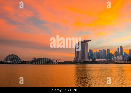 Farbenfroher Sonnenuntergang über Singapur Stockfoto