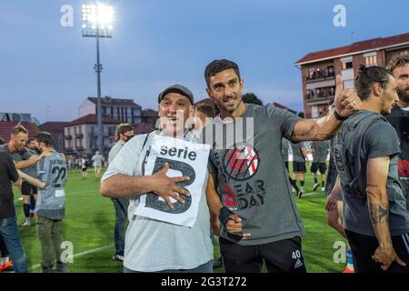 Alessandria, Italien. Juni 2021. Moreno Longo, Cheftrainer von US Alessandria, feiert den Sieg nach dem letzten Spiel der Lega Pro Playoff zwischen US Alessandria und Padova Calcio im Giuseppe Moccagatta Stadion. Kredit: Massimiliano Ferraro/Medialys Images/Alamy Live Nachrichten Gutschrift: Medialys Images/Alamy Live Nachrichten Stockfoto