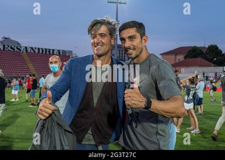 Alessandria, Italien. Juni 2021. Luca Di Masi, Präsident von US Alessandria und Moreno Longo, Cheftrainer von US Alessandria, feiern den Sieg nach dem Lega Pro Playoff-Endspiel zwischen US Alessandria und Padova Calcio im Giuseppe Moccagatta Stadion. Kredit: Massimiliano Ferraro/Medialys Images/Alamy Live Nachrichten Gutschrift: Medialys Images/Alamy Live Nachrichten Stockfoto