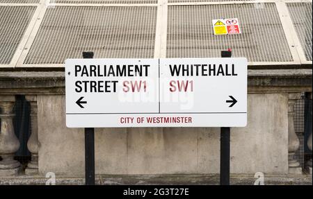 Straßenschilder zur Parliament Street und WHITEHALL Stockfoto