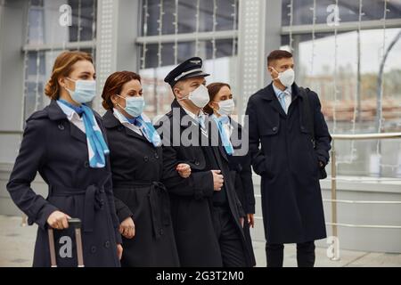 Flugzeug-Team steht zusammen in modernen Flughafen Stockfoto
