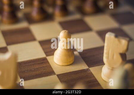 Pfand bei e4 auf einem Schachbrett Stockfoto