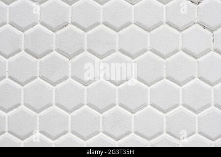 Weiße sechseckige Fliesenwand für Hintergrund, für Interiors Design. Sechseckige Wand Textur Oberfläche. Abstraktes Muster Hintergrund Stockfoto