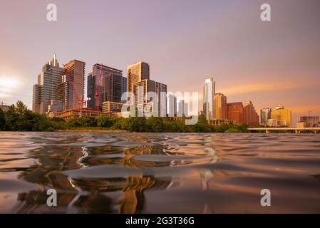 Skyline von Austin, Texas. Austin Morning rosa farbenfroher Sonnenaufgang. Reflexion im Wasser. Stockfoto