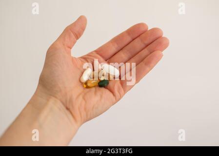 Fruchtbarkeitsergänzungen in einer offenen Hand gehalten Stockfoto