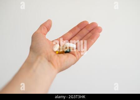 Multivitamin, Vitamin D, Ubiquinol CoQ10, Spirulina, Gelée Royale, Vitamin E ergänzt in offener Hand Stockfoto