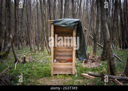 Holzklo im Wald in Kent, England. Stockfoto