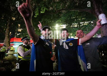 London, England, Großbritannien. Juni 2021. Schottische Fußballfans feiern morgen im Londoner West End vor dem UEFA-SPIEL DER EURO 2020 gegen England. Während sich zwei Teams auf das Spiel im Wembley Stadium vorbereiten, kamen Tausende von Fans aus Schottland trotz offizieller Warnungen vor Reisen nach London. Kredit: Tayfun Salci/ZUMA Wire/Alamy Live Nachrichten Stockfoto