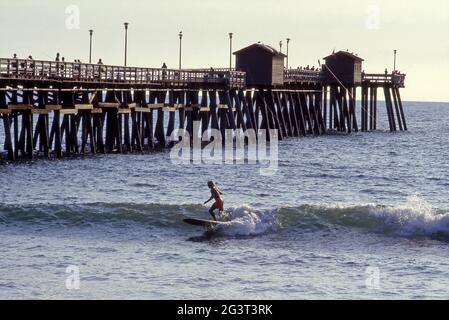 Surfer auf einer Welle in der Nähe des San Clemente Pier an der Küste von Südkalifornien. Stockfoto