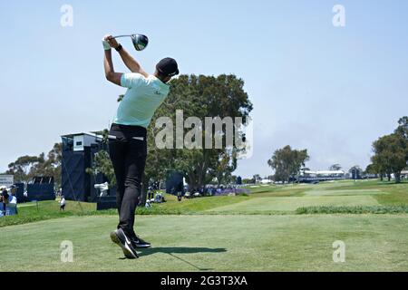 San Diego, Usa. Juni 2021. Patrick Rodgers aus den USA, schlägt am ersten Wettkampftag bei der 121. US Open Championship auf dem Torrey Pines Golf Course in San Diego, Kalifornien, am Donnerstag, 17. Juni 2021, das achtzehnte Loch ab. Foto von Richard Ellis/UPI Credit: UPI/Alamy Live News Stockfoto