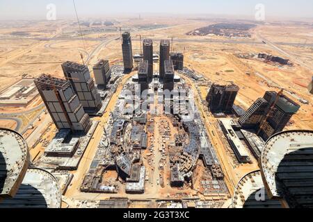 Neue Verwaltungshauptstadt, Ägypten. Juni 2021. Das am 17. Juni 2021 vom ikonischen Tower aufgenommene Foto zeigt die Baustelle des Central Business District (CBD)-Projekts in der neuen Verwaltungshauptstadt Ägypten. Mit einem beeindruckenden Blick auf die modernen Gebäude, die im zentralen Geschäftsviertel (CBD) der neuen ägyptischen Verwaltungshauptstadt entstehen, hielten Gäste aus China und Ägypten am Donnerstag eine Richtungszeremonie für den 385 Meter hohen, ikonischen Turm ab, der nach der Fertigstellung das höchste Gebäude Afrikas sein wird. Quelle: Sui Xiankai/Xinhua/Alamy Live News Stockfoto