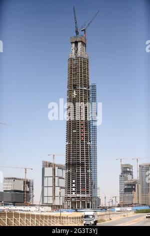 Neue Verwaltungshauptstadt, Ägypten. Juni 2021. Das Foto vom 17. Juni 2021 zeigt, dass der ikonische Turm (C) auf der Baustelle des Projekts des zentralen Geschäftsviertels (CBD) in der neuen Verwaltungshauptstadt Ägypten gekrönt wird. Mit einem beeindruckenden Blick auf die modernen Gebäude, die im zentralen Geschäftsviertel (CBD) der neuen ägyptischen Verwaltungshauptstadt entstehen, hielten Gäste aus China und Ägypten am Donnerstag eine Richtungszeremonie für den 385 Meter hohen, ikonischen Turm ab, der nach der Fertigstellung das höchste Gebäude Afrikas sein wird. Quelle: Sui Xiankai/Xinhua/Alamy Live News Stockfoto