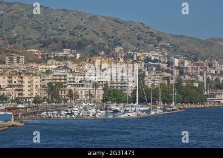 Blick auf den Hafen von Messina mit der goldenen Statue der Madonna della Lettera in Sizilien, Italien Stockfoto