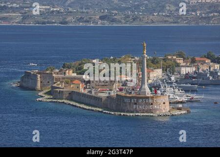 Blick auf den Hafen von Messina mit der goldenen Statue der Madonna della Lettera in Sizilien, Italien Stockfoto