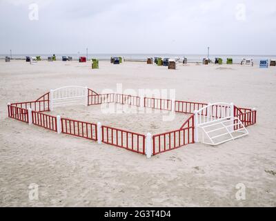 Eingezäunter Beachballplatz Stockfoto