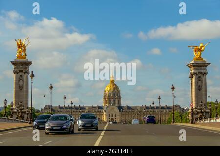 Verkehr auf der Brücke vor der Esplanade Invalides Stockfoto