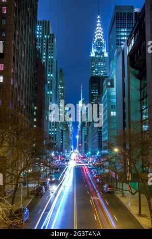 Nachtverkehr auf der 42nd Street von Manhattan Stockfoto