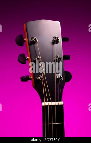 Das Griffbrett einer akustischen Gitarre aus der Nähe. Studiofoto eines Musikinstruments. Modell Stockfoto