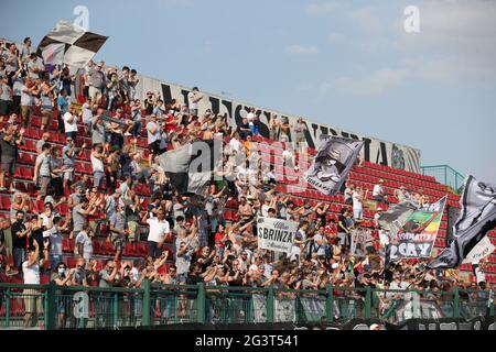 Alessandria, Italien. Juni 2021. US Alessandria Fans während des Spiels der Serie C im Stadio Giuseppe Moccagatta - Alessandria, Turin. Bildnachweis sollte lauten: Jonathan Moscrop/Sportimage Kredit: Sportimage/Alamy Live News Stockfoto