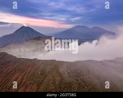 Ijen Active Volcano bei Sonnenaufgang. Luftaufnahme Stockfoto