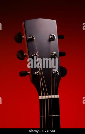 Akustischer Gitarrenhals mit Saiten Nahaufnahme. Musikalischer Hintergrund für Nachhilfe und das Erlernen der Gitarre zu spielen. Modell Stockfoto
