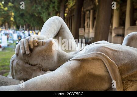 Statue des Engels auf einem Grab von 1910 in einem Alter italienischer Friedhof Stockfoto