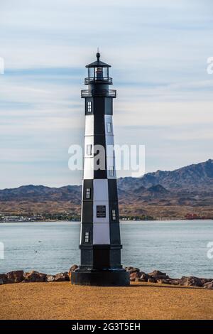 Ein schwarz-weißer Lake Havasu Leuchtturm in Arizona Stockfoto